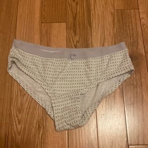 Color is white brand is unknown size is 8